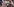 Hande halten ein Smartphone, das einen Polizeieinsatz filmt