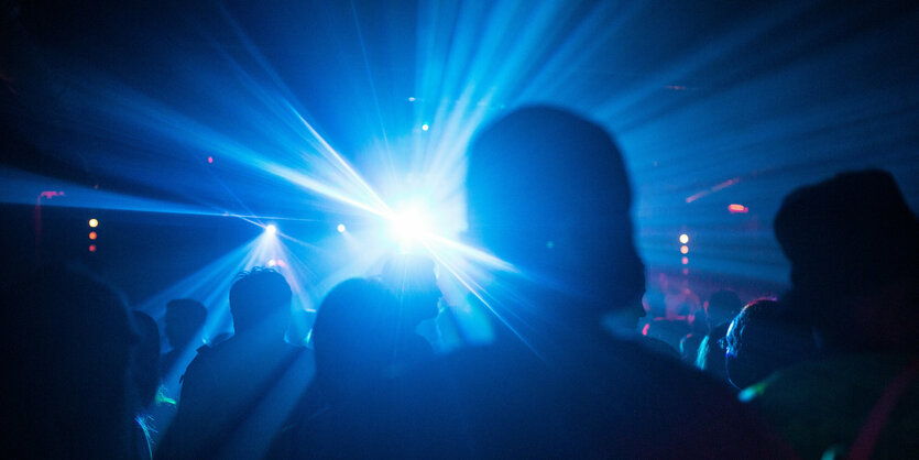 Menschen in einem Club im blauen Gegenlicht