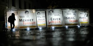 Aufgestellte Bilder und Namen von Opfern der NSU-Morde im November 2011 in Zwickau.