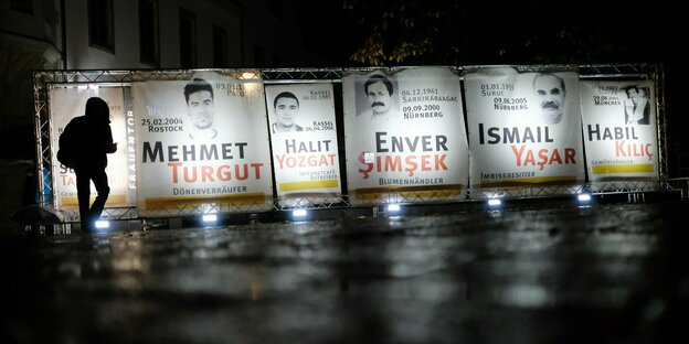 Aufgestellte Bilder und Namen von Opfern der NSU-Morde im November 2011 in Zwickau.