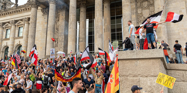 Hunderte Menschen mit Flaggen des Kaiserreichs auf den Stufen vor dem Reichstag