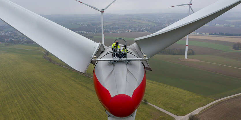 Techniker auf einer Windkraftanlage