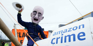Als Jeff Bezos verkleideter aktivist auf einer Rakete