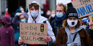 Zwei junge Menschen auf dem Klimastreik mit einem Schild, auf dem Steht: "Liebe Ampel, wir sehen euch!"