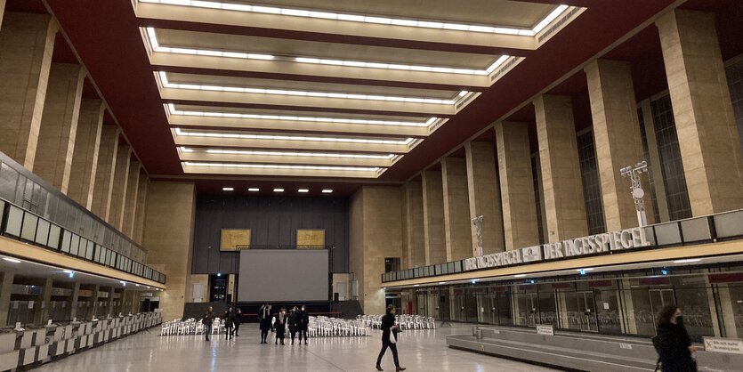 In der einstigen Abflughalle des Flughafens Tempelhof stehen Stühle