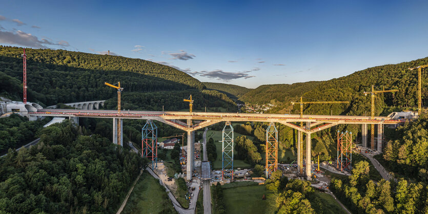 Eisenbahnbrücke im Bau über einem Tal