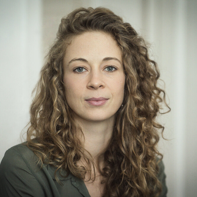 Frau mit blonden Locken