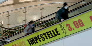 Menschen auf einer Rolltreppe im Kaufhaus