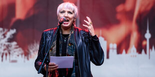 Lederjacke, Bubikopf-Frisur, Claudia Roth am Mikro bei Demo 2020 in Berlin