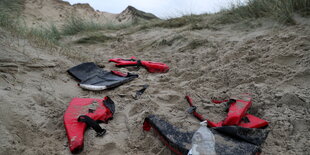 Schwimmwesten im Dünensand