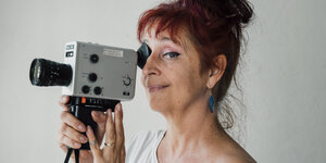 Dagie Brundert mit ihrer Super-8-Kamera