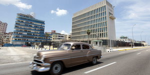 Ein Auto fährt an einem Gebäude in Havanna vorbei, in dem die US-Botschaft sein wird