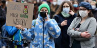 Junge Demonstrantinnen mit Schild: Eure Ampel muss grün werden