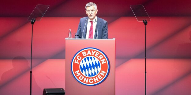 FC Bayern-Präsident Herbert Hainer vor einem Rednerpult