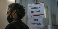 Passagier auf dem Weg zum PCR-Test am Flughafen in Johannesburg