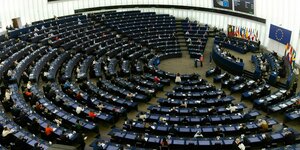 Kreisförmiger Plenarsaal des EU-Parlaments in Sttraßburg.
