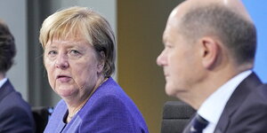 Merkel sitzt neben Scholz