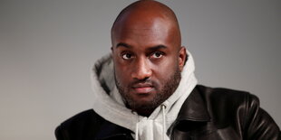 Porträt von Virgil Abloh in Hoody und Lederjacke