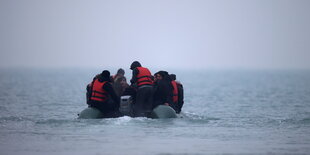 Viele Menschen auf einem Schlauchboot.