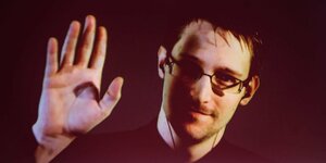 Edward Snowden grüßt von einem Bildschirm