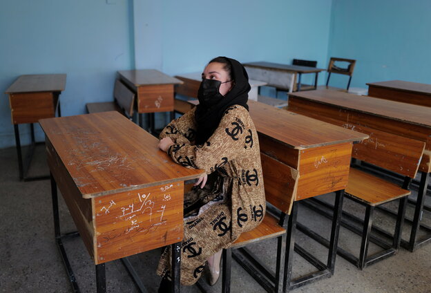 Ein Mädchen in einem Klassenzimmer.