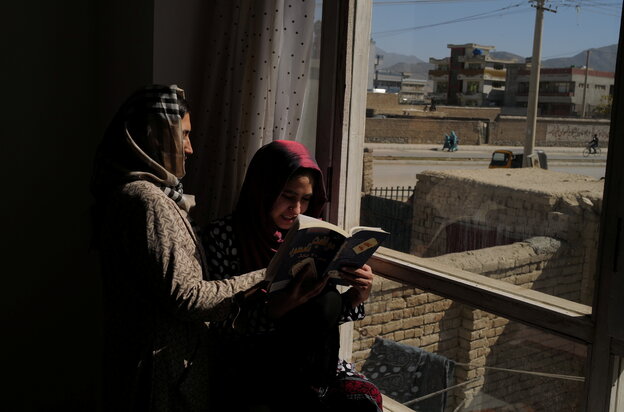 Frauen am Fenster mit einem Buch.