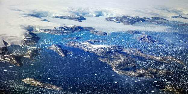 Eisberge treiben in einem Fjord, nachdem sie von Gletschern auf dem grönländischen Eisschild abgegangen sind