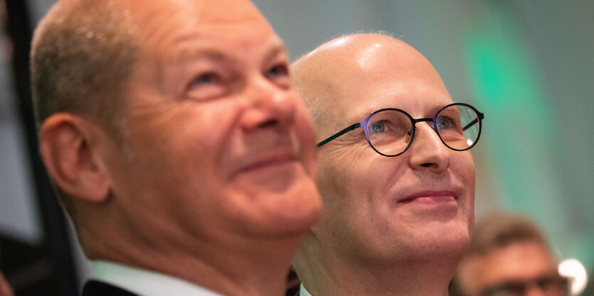 Olaf Scholz und Peter Tschentscher nebeneinander.