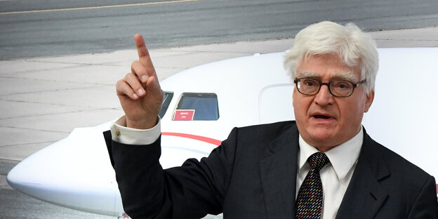 Winfried Stöcker, Inhaber des Flughafens Lübeck, spricht nach der Übergabe der Flughafenlizenz der Europäischen Agentur für Luftsicherheit.