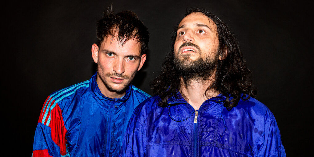 Max Andrzejewski und Johannes Schleiermacher aka Training & John in Trainingsanzügen