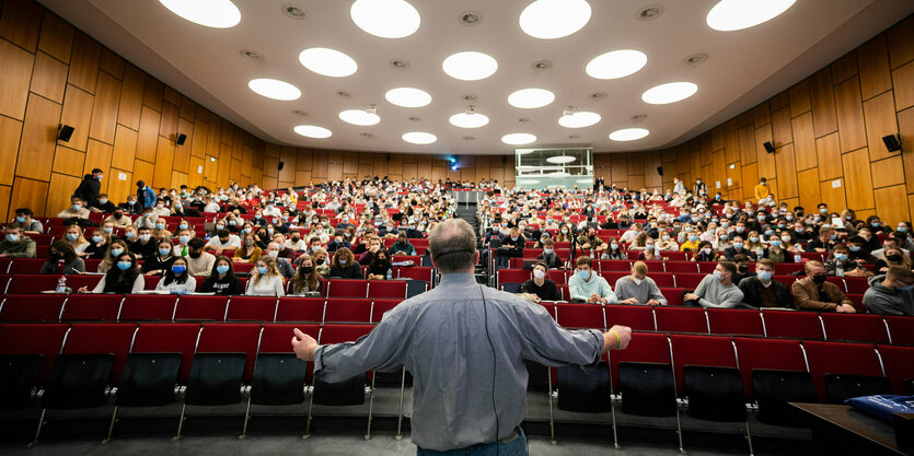 Blick in einen Vorlesungssaal mit Dozent und Student*innen.