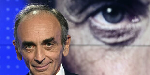 Eric Zemmour vor einem Auge.