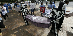 Protest von Aidsaktivisten , sie tragen Särge und gehen als Skelette