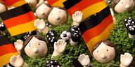 Keramikfiguren mit Deutschlandfahnen