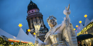 Das Foto zeigt den Weihnachtsmarkt am Berliner Gendarmenmarkt.