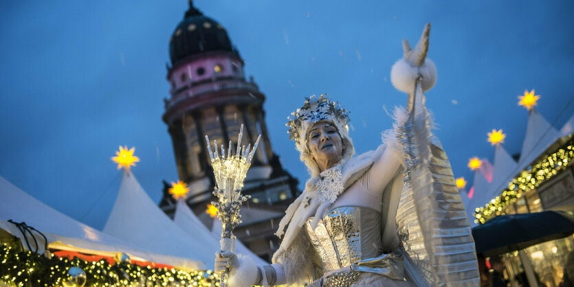 Das Foto zeigt den Weihnachtsmarkt am Berliner Gendarmenmarkt.