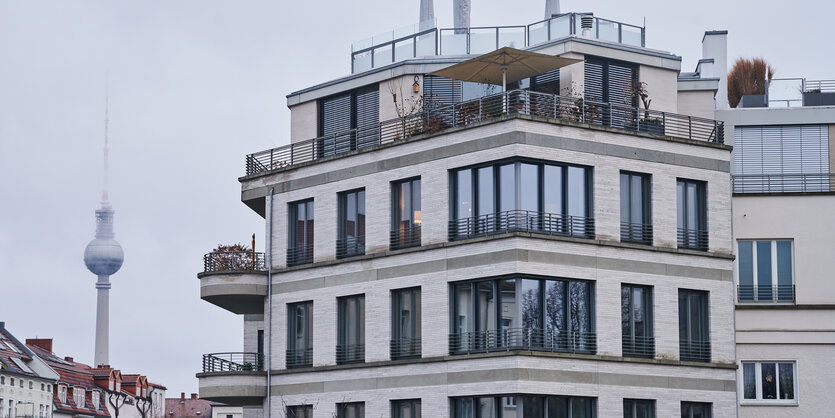 Teurer Neubau, Fernsehturm im Hintergrund