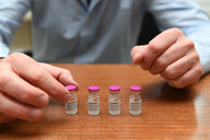 vier kleine Ampullen mit klarer Flüssigkeit: dem Impfstoff von Biontech/Pfizer