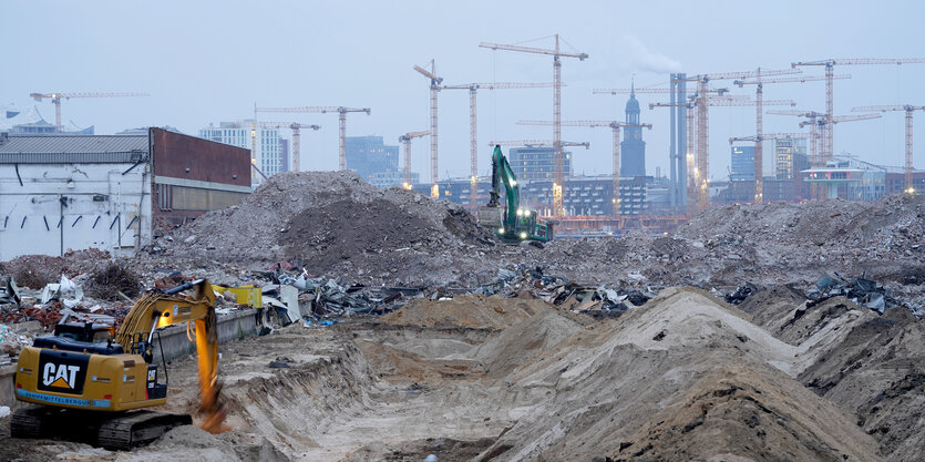 Bagger sind auf einer Baustelle an den Elbbrücken zu sehen.