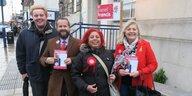 2 Frauen und 2 Männer machen Wahlkampf für Labour mit Broschüren und Buttons