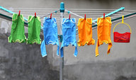 Kleinkinder-Kleidung hängt an einer Wäscheleine