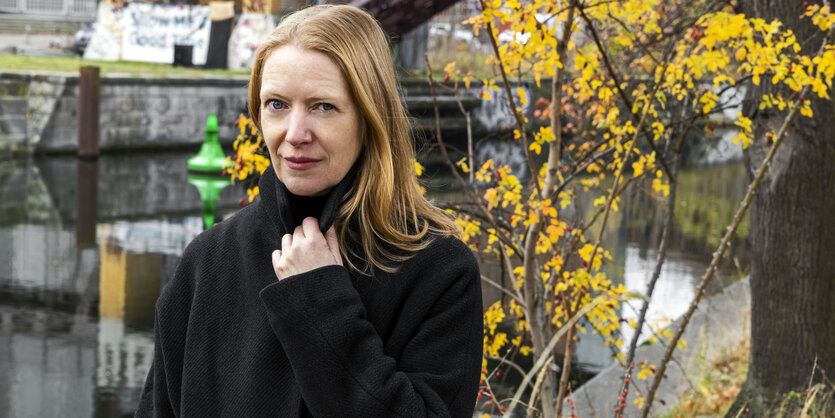 Die Autorin Kirsty Bell steht am Ufer des Landwehrkanals in Berlin, sie hat ein Buch über die Wasserstraßen der Stadt geschrieben