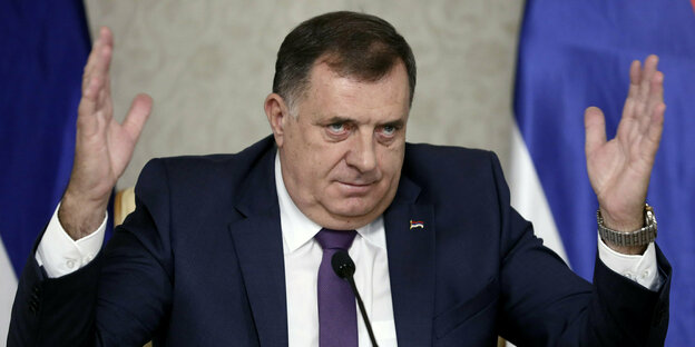 Milorad Dodik gestikuliert bei einer Pressekonferenz