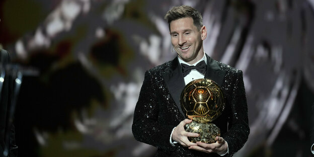 Lionel Messi mit dem goldenen Ball beim Ballon d'Or