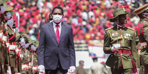 Präsident Hakainde Hichilema mit Uniformierten.