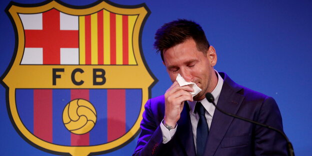 Lionel Messi bei einer Pressekonferenz des FC Barcelona, er putzt sich die Nase mit einem Taschentusch