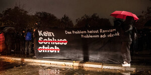 "Kein Schlussstrich" steht in Großbuchstaben auf einem Transparent bei einer Demonstration zum zehnten Jahrestag der Enttarnung der Nazi-Terrorgruppe NSU am Oranienplatz in Berlin-Kreuzberg