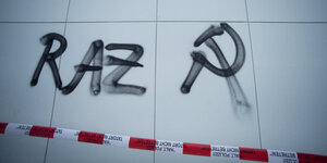 RAZ-Schriftzug und Polizeiabsperrband