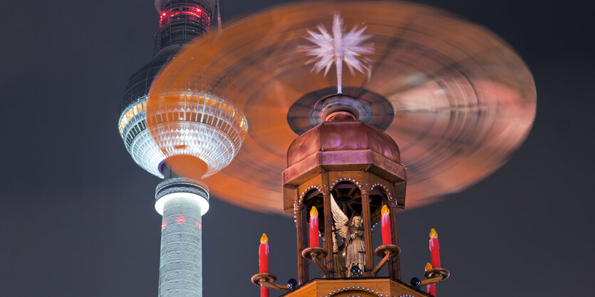 Der fernsehturm und eine Weihnachtspyramide.