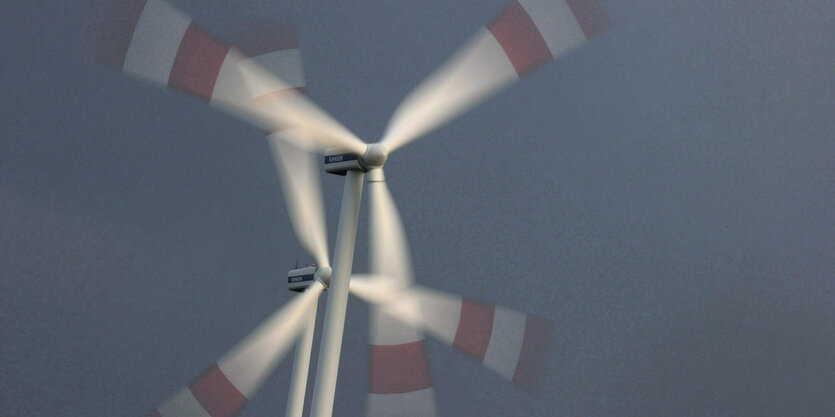 Zwei sich drehende Windräder.